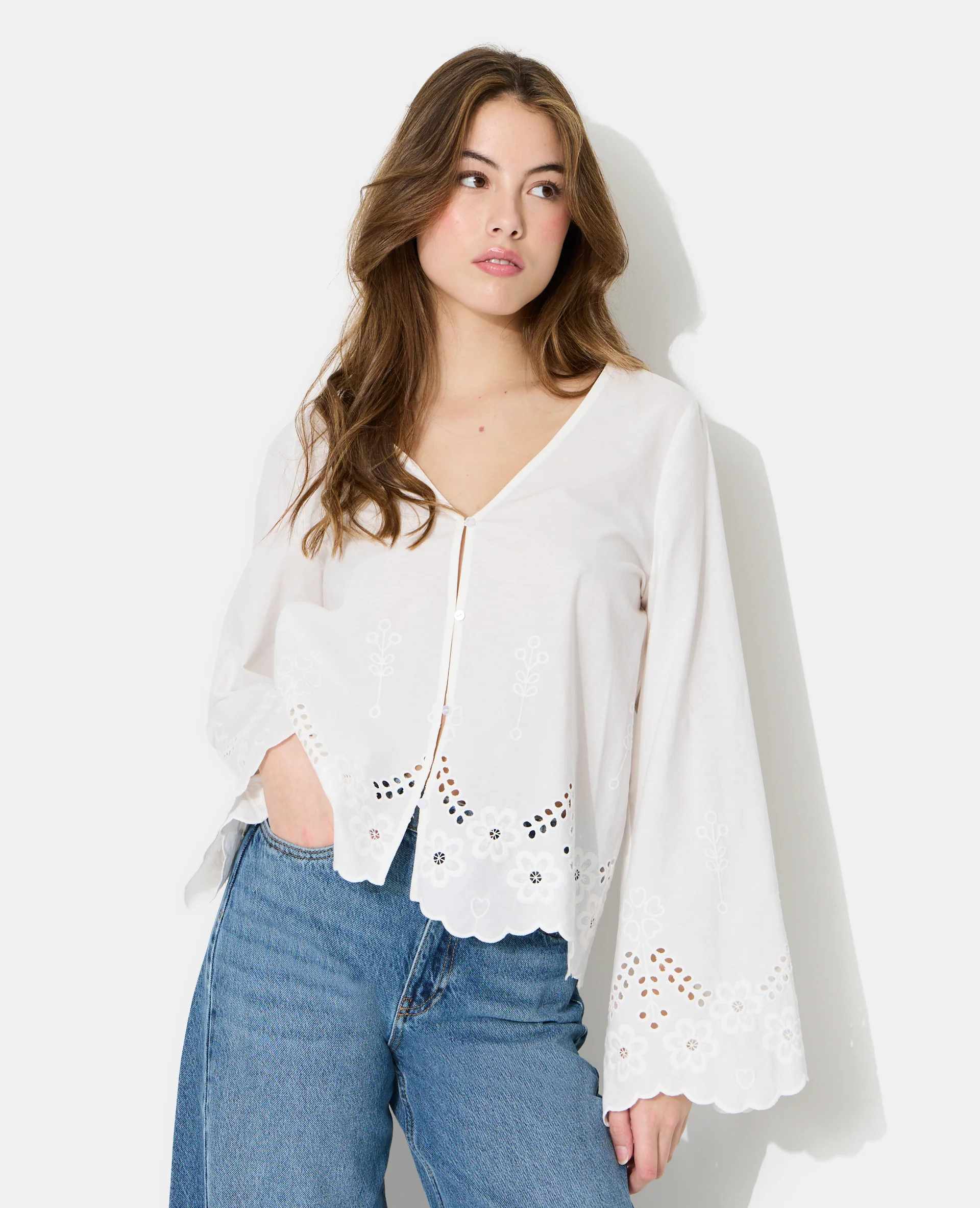 Blouse col V avec broderie anglaise ajourée