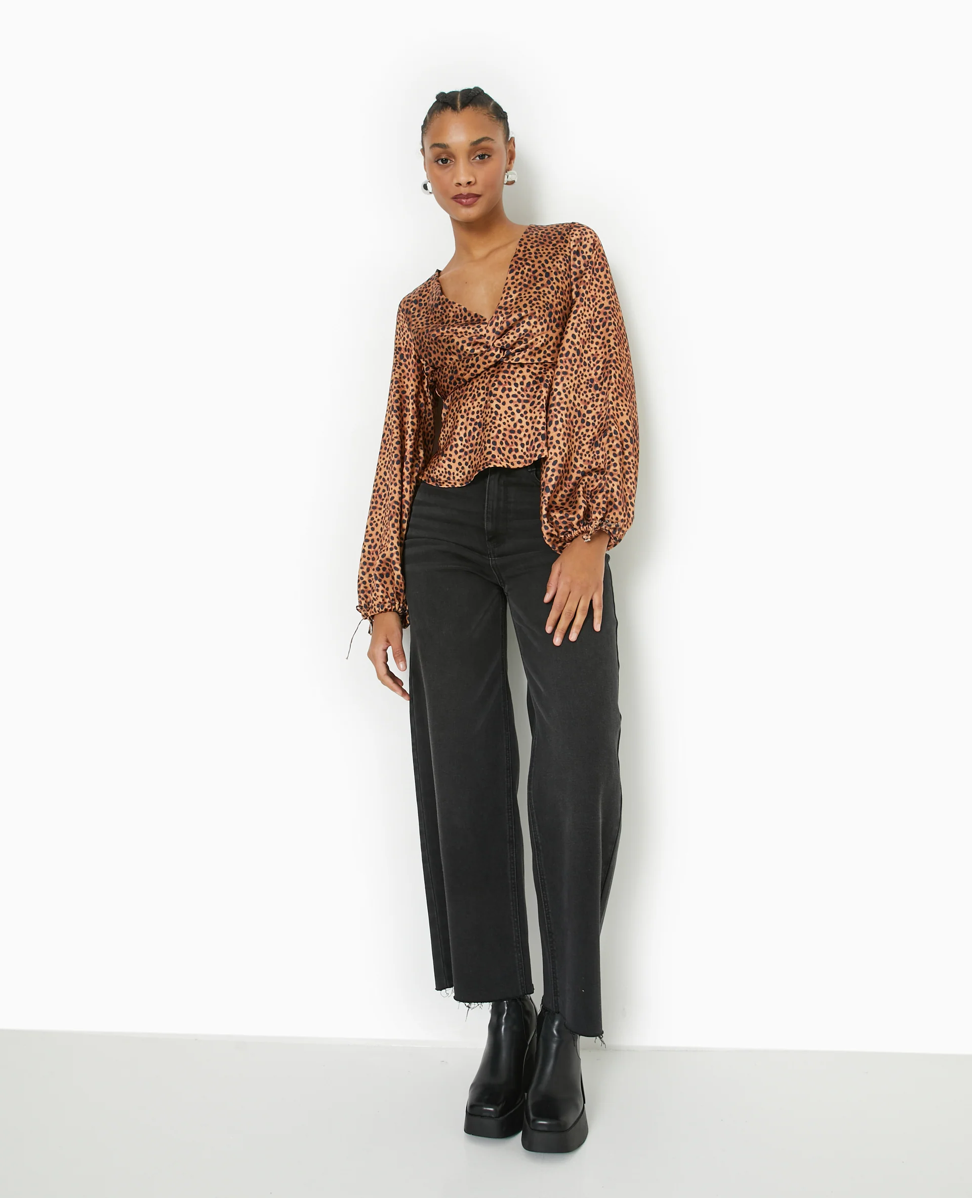 Blouse en tissu satiné motif léopard - Image 7
