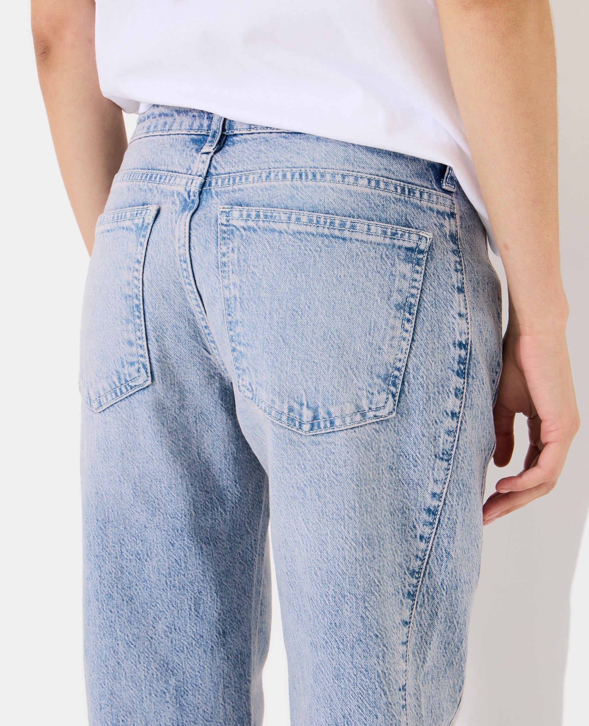 Jean flare taille basse avec détails coutures - Image 3