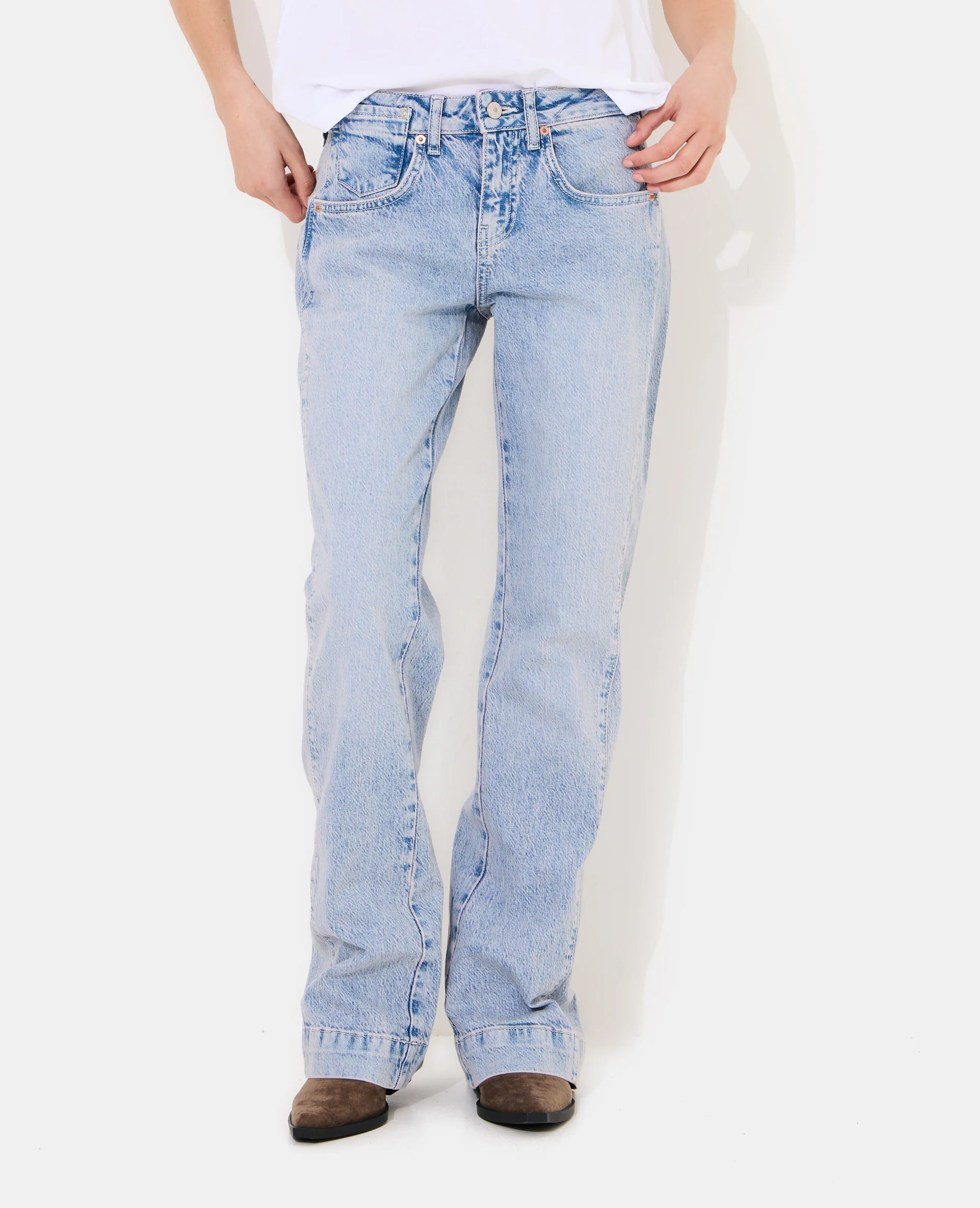 Jean flare taille basse avec détails coutures - Image 5