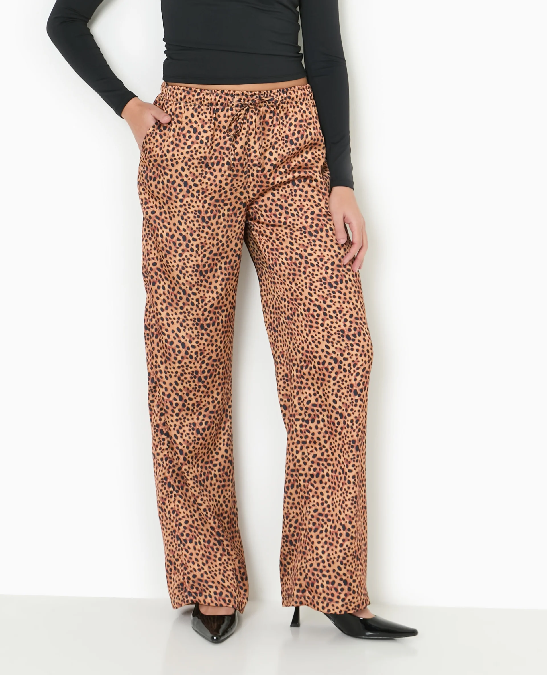 Pantalon large en tissu satiné motif léopard - Image 5