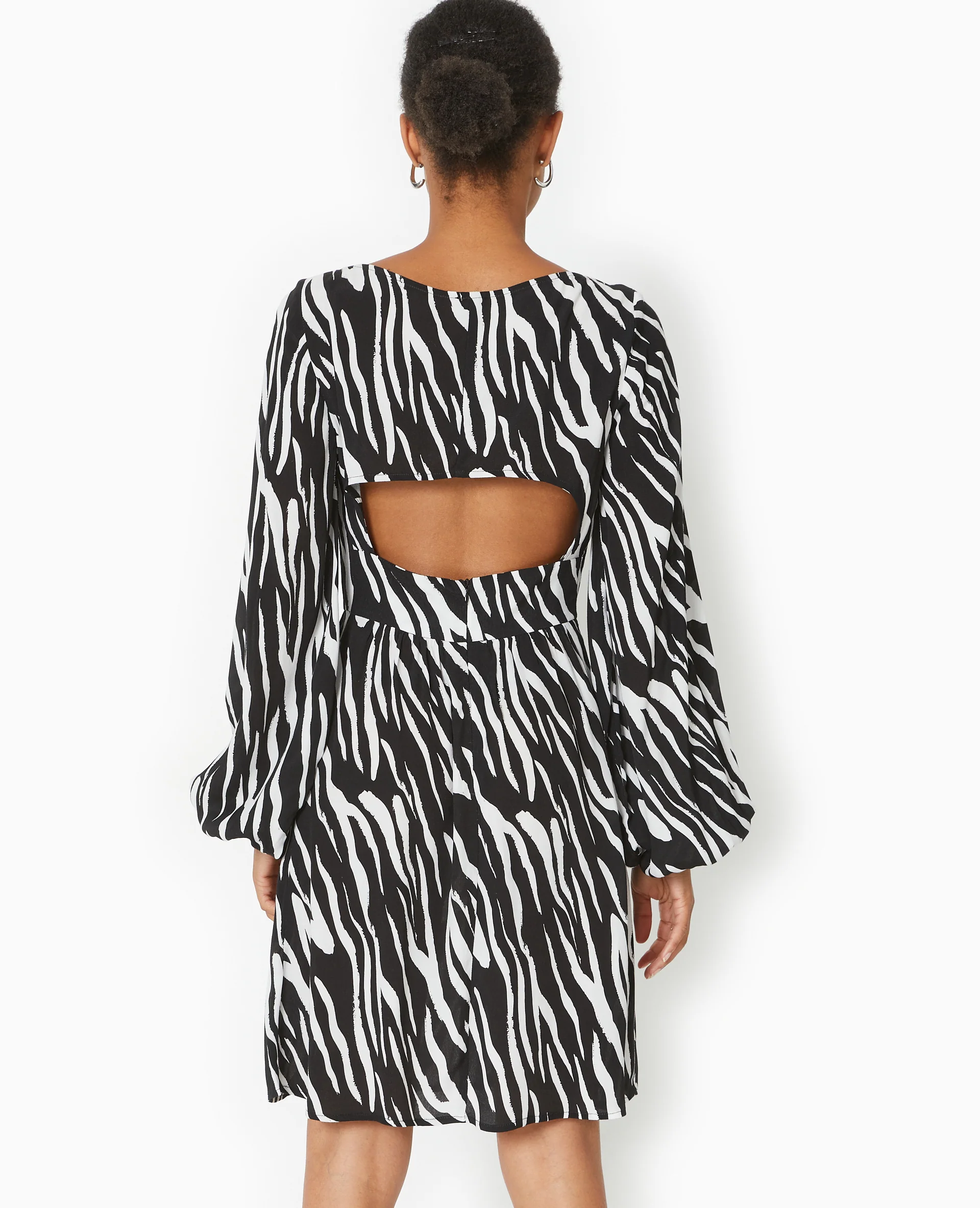 Robe courte avec découpe dos - Image 6